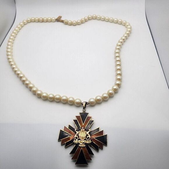 Vintage Anne Klein For Accessocraft Faux Pearl Renaid Lion Sunburst Necklace